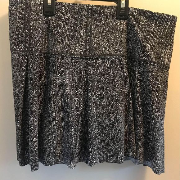 Lululemon Size 10 Black And White Pleated Skirt With Shorts Underneath Skorts - Picture 1 of 4